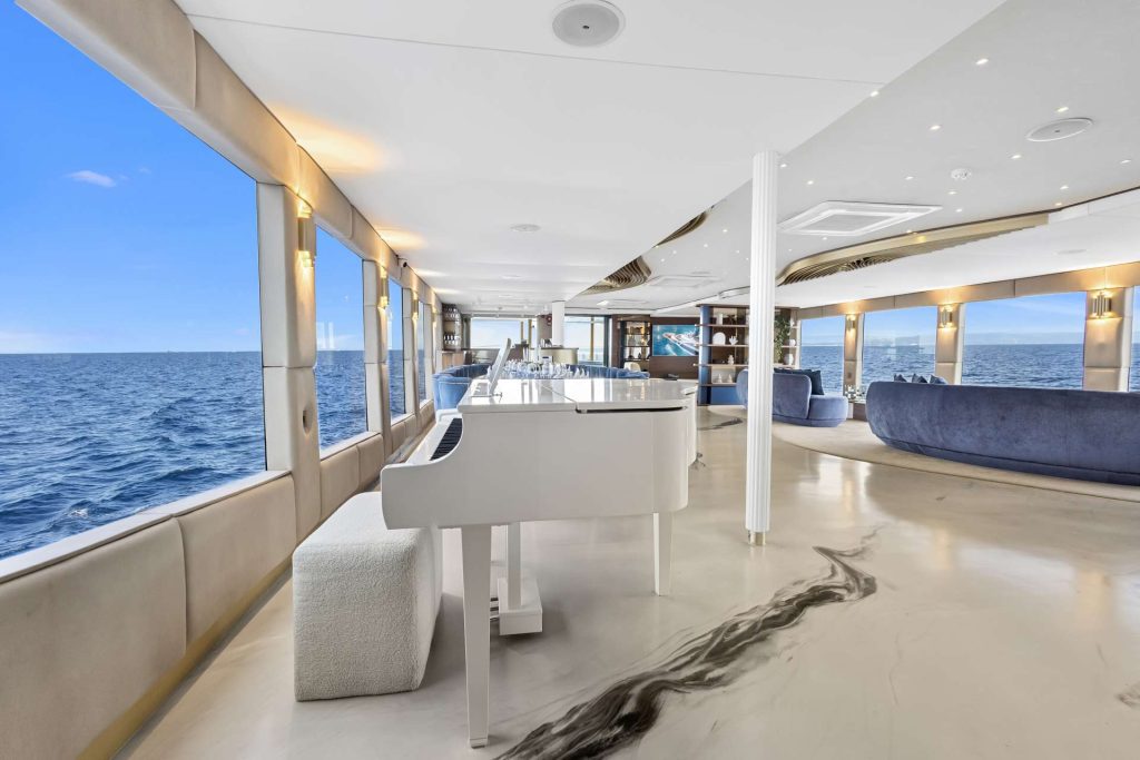 T&T TRAVEL BELLA Piano in salon - Upper deck