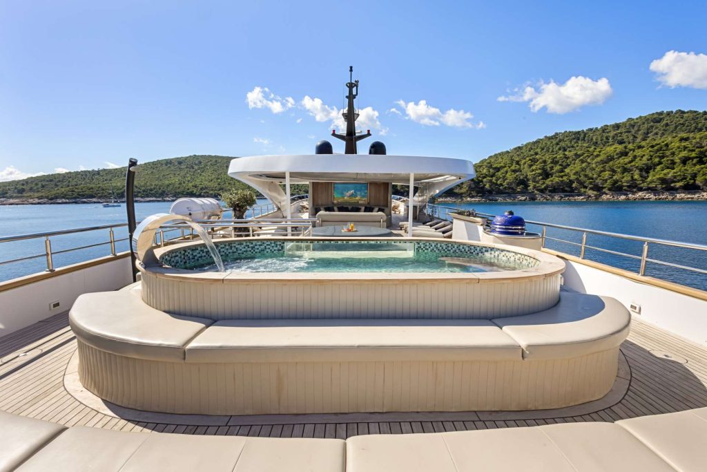 T&T TRAVEL BELLA Pool - Sun deck stern