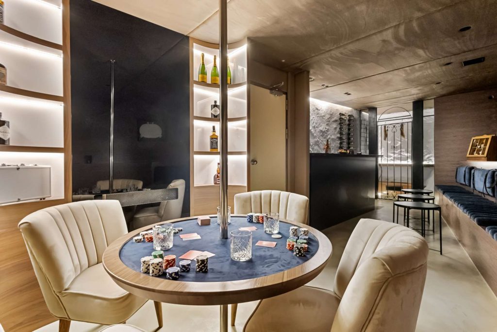 T&T TRAVEL BELLA Whiskey and cigar bar - Lower deck