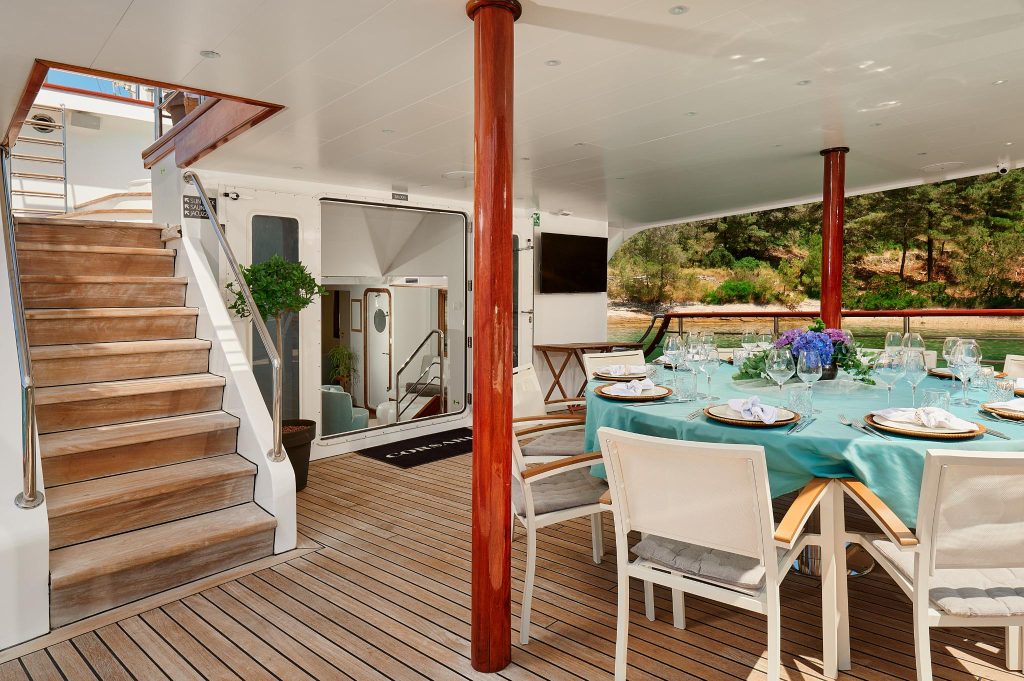T&T TRAVEL BOUTIQUE 25)