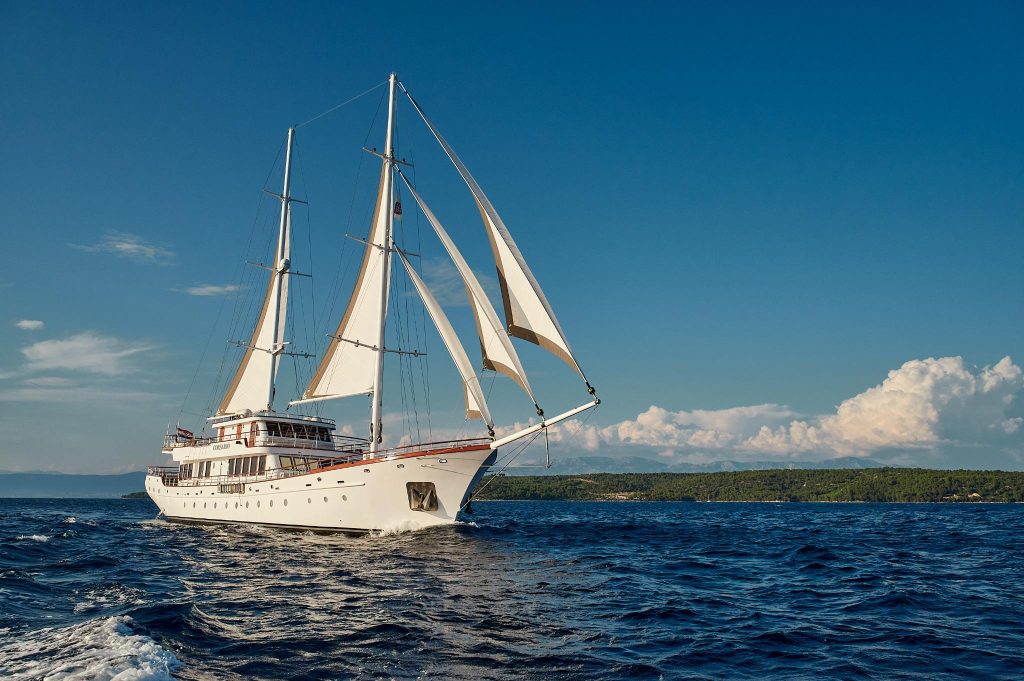 T&T TRAVEL BOUTIQUE MY CORSARIO 14