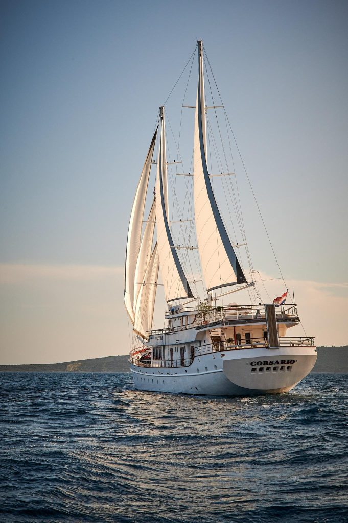 T&T TRAVEL BOUTIQUE MY CORSARIO 15