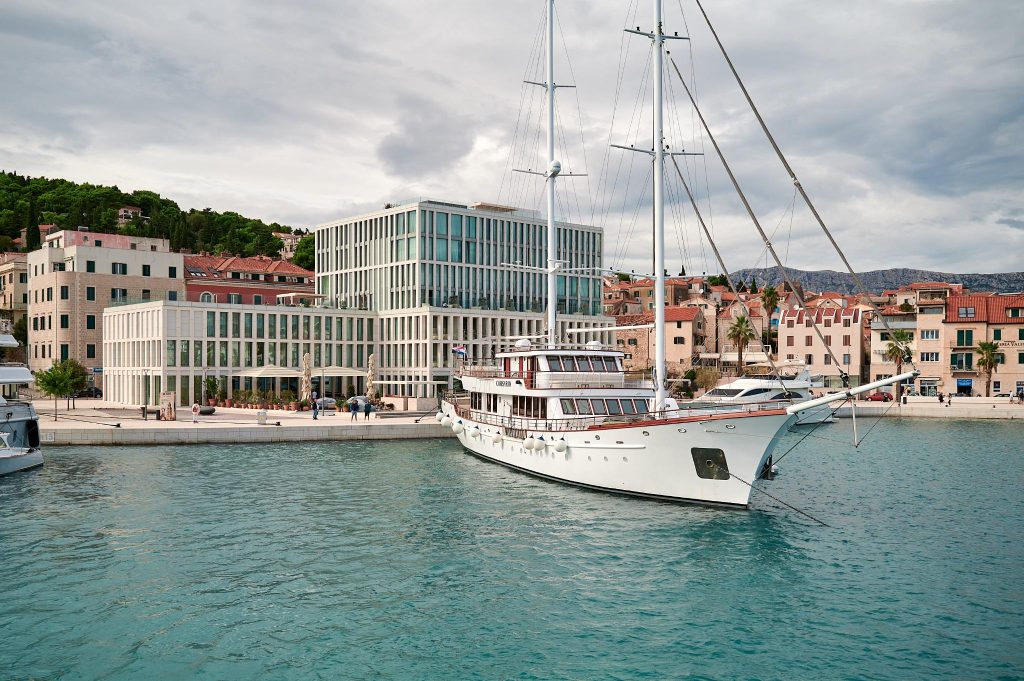T&T TRAVEL BOUTIQUE MY CORSARIO 16
