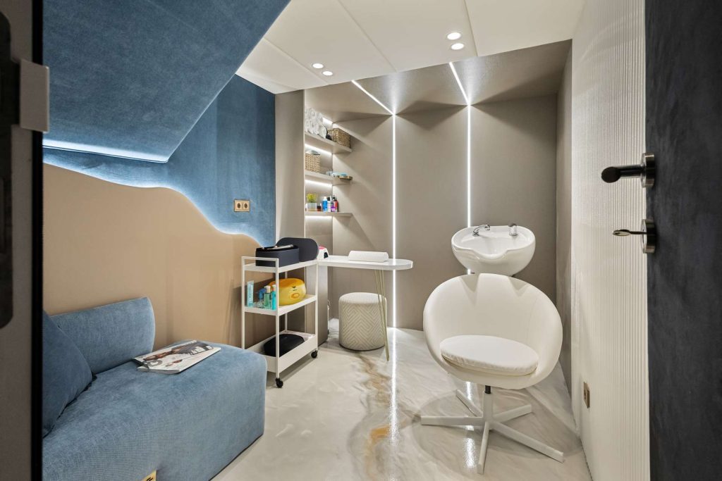 T&t TRAVEL BELLA Beauty lounge - Lower deck