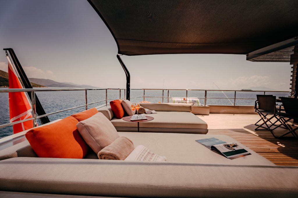 T&T TRAVEL BOUTIQUE Carmen_Exterior_Upperdeck_Sky lounge4