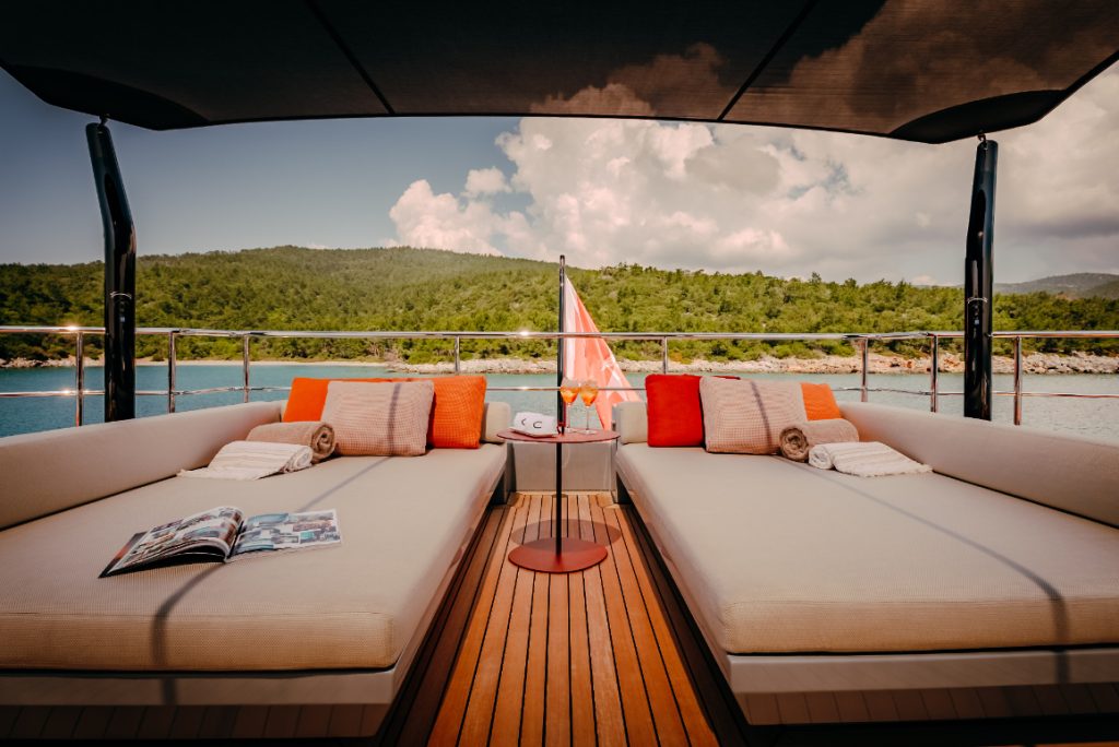T&T TRAVEL BOUTIQUE Carmen_Exterior_Upperdeck_Sky lounge6